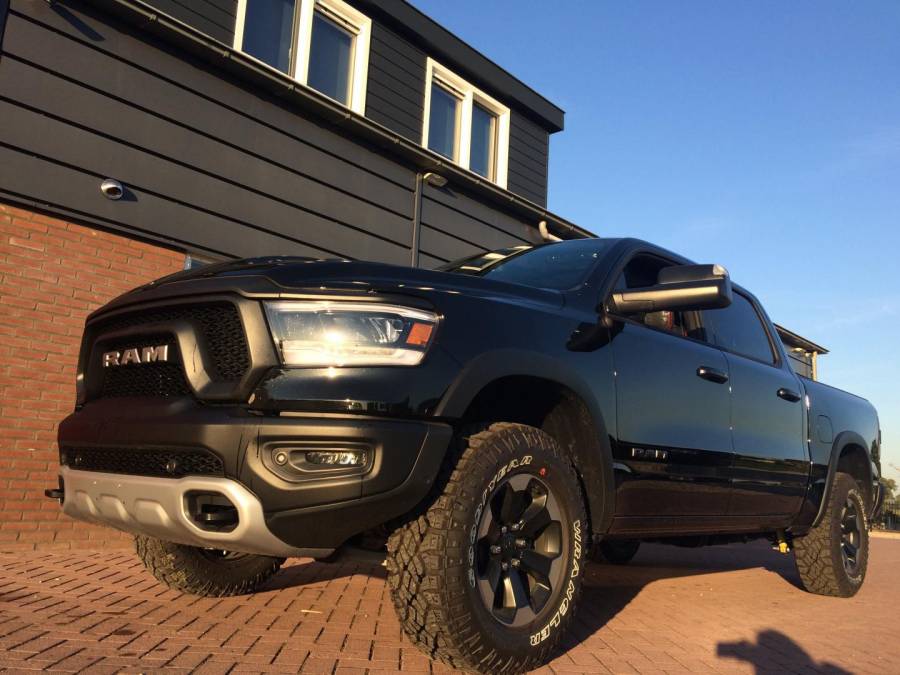 NEW! 2019 Dodge Ram 1500 Rebel Zwart!
Dodge Ram 1500 REBEL, speciaal met Off-Road stand en luchtvering!
EXTERIOR
Het nieuwe 2019 Dodge Ram 1500 model heeft een verrassend nieuw design met verschillende nieuwe opties, bewerkingen en style. Deze Dodge Ram 1500 Rebel heeft eigenschappen zoals;
- een gestroomlijnd model, het beste tot nu toe
- het beste staal voor langdurigheid en gewicht
- de grootste mogelijke remschijf van 378 millimeter
- ingebouwde tailgate assist, extra veel opbergruimte van 150 L in de cabine
- het meest unieke; uitklapbare sidebars
INTERIOR
Ook de binnenkant van de 2019 Ram heeft een nieuwe look. Meest opvallend is het scherm in het dashboard, met deze display is alles mogelijk, van live metingen rondom de auto en scherpe achteruitrijcamera tot verbinding met je smartphone voor muziek en navigatie. Ook zijn de 6 speakers voor betere audio verbeterd. Meer;
- echt leer interieur
- geluiddemping in de cabine, het beste tot nu toe
- een dubbele open dak, twee ruime ruiten voor de beste ervaring
- verbeterde stoelen en meer beenruimte, die ook in elke positie gezet kunnen worden voor persoonlijke comfort, ook achterin
- tot wel 5 oplaadpunten voor smartphones, geplaatst in een vrije ruimte
CAPABILITY
De kracht van Dodge Ram 1500's blijft uniek, en zo ook bij de 2019 Dodge Ram 1500. Met een V8 motor van 5.7 L blijft de kracht sterk en betrouwbaar zoals altijd. Aandrijving van 4x2 en 4x4 voor altijd de beste rijervaring. Nieuw bij deze uitvoering is verbeterde luchtvering voor en achter, dit helpt automatisch bij het centraliseren en een vermindering van slijtage.
2019 Dodge Ram 1500 Rebel Zwart! "If you like the ram before, you'll like it more now." (Jeremy Sinek)
Boonzaaijer Import behoudt zich voor op veranderingen in prijs of leverbaarheid.
