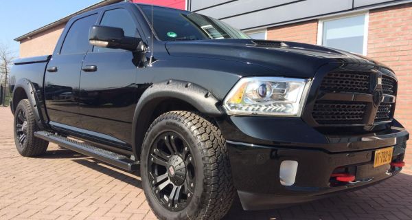 Gefeliciteerd René met een mooie sterke Dodge Ram 1500! We wensen jullie veel rijplezier!
Boonzaaijer Import BV