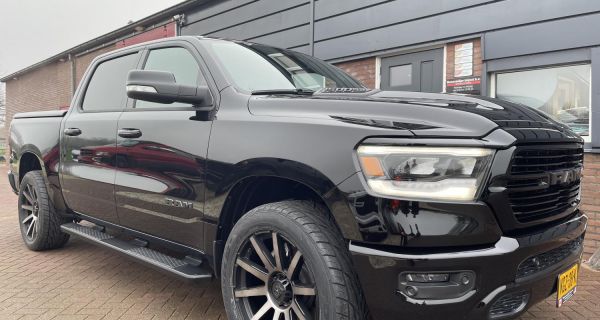 Gefeliciteerd Gerben met deze mooie nieuwe Dodge Ram 1500 Sport, wij wensen u veel rijplezier in het nieuwe jaar!