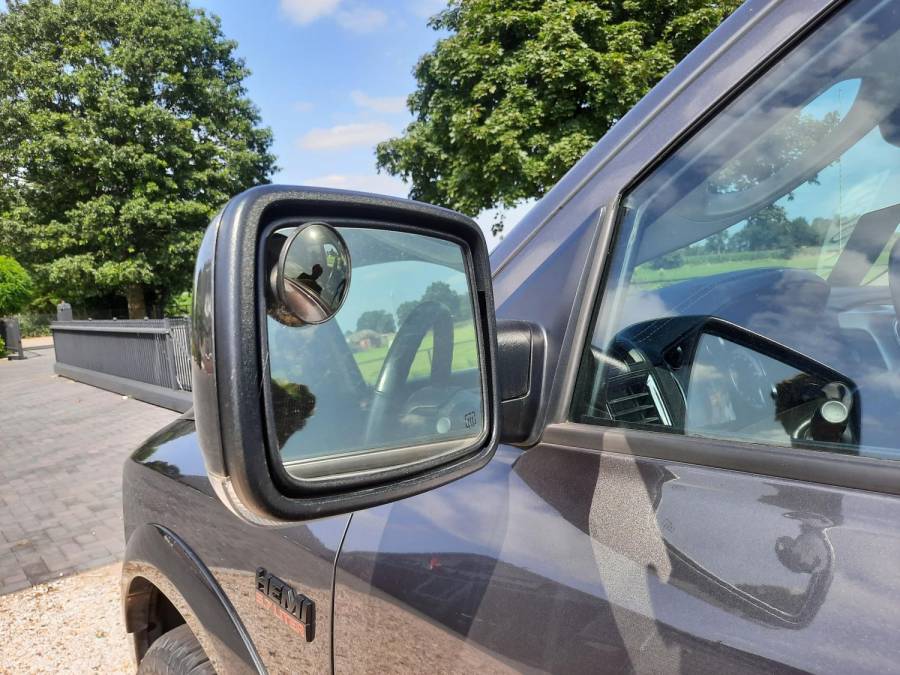 Zeer handige en gemakkelijke dode hoek spiegel om nog beter om uw Dodge Ram 1500 te kijken. Snel gemonteerd door Boonzaaijer BV.